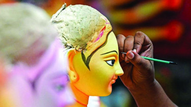আজ শুভ মহালয়ার মধ্য দিয়ে দুর্গাপূজার আনুষ্ঠানিকতা শুরু