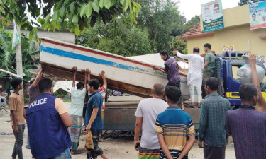 নৌপথে চাঁদাবাজির সময় জনতার ধাওয়া, স্পিডবোর্ড জব্দ