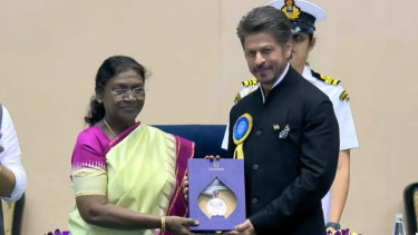 ক্যারিয়ারের ষোল আনাই পূর্ণ, প্রথমবার জাতীয় পুরস্কার নিলেন শাহরুখ