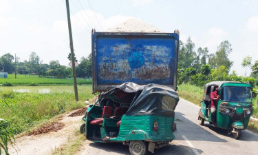 বগুড়ায় মর্মান্তিক সড়ক দুর্ঘটনায় বাবা-ছেলেসহ নিহত ৩, আহত ২