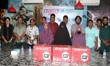 সিরাজগঞ্জে শুভসংঘের উদ্যোগে সেলাই মেশিন পেল প্রান্তিক নারীরা