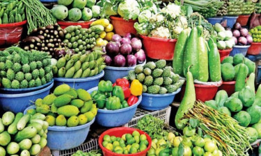 বাজারে লাগামহীন নিত্যপণ্যের দাম, ক্রেতারা দিশাহারা
