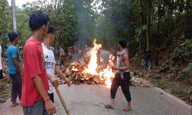 খাগড়াছড়িতে সকাল-সন্ধ্যা অবরোধ চলছে
