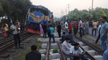 পাবনায় ট্রেনের বগি লাইনচ্যুত, ট্রেন চলাচল বন্ধ