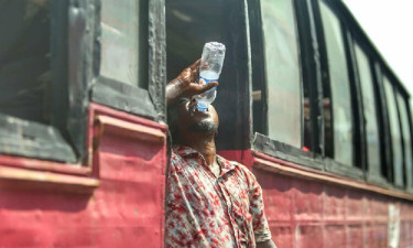 ঘামে ভেজা শহরে জনজীবন বিপর্যস্ত