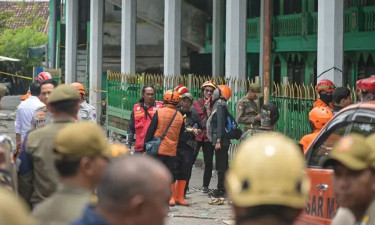 ৩৮ নয়, ইন্দোনেশিয়ায় ধ্বংসস্তূপের নিচে আটকা পড়েছে ৯১ জন