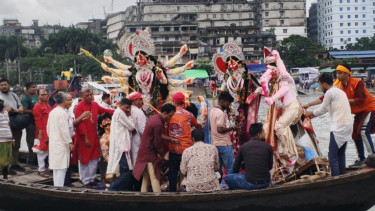 প্রতিমা বিসর্জনের মধ্য দিয়ে শেষ হচ্ছে শারদীয় দুর্গোৎসব