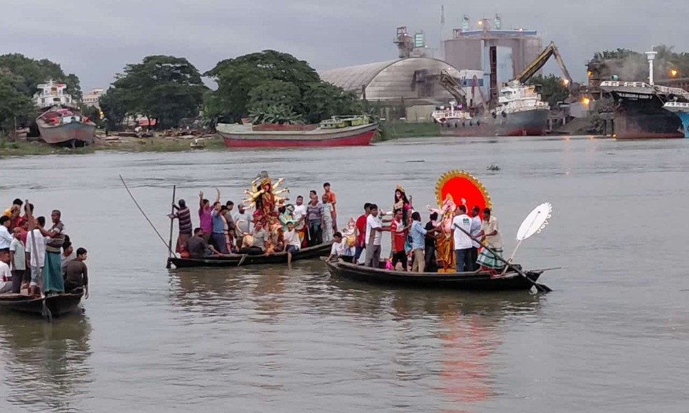 নারায়ণগঞ্জে বিসর্জনের মধ্যে দিয়ে শেষ হল শারদীয় দুর্গাপূজা