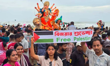 এবার কক্সবাজার সৈকতে প্রতিমা বিসর্জনে ‘ফ্রি প্যালেস্টাইন’ স্লোগান!