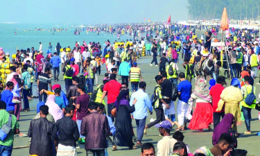 পর্যটকের ভিড়ে মুখর কক্সবাজার