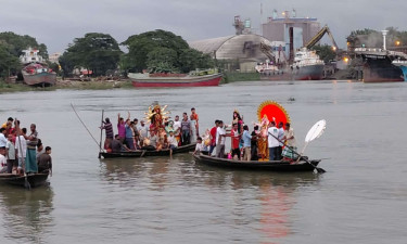 নারায়ণগঞ্জে বিসর্জনের মধ্যে দিয়ে শেষ হল শারদীয় দূর্গা পূজা