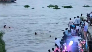 প্রতিমা বিসর্জনে নৌকাডুবি: নিখোঁজ দুই শিশুর একজনের মরদেহ উদ্ধার