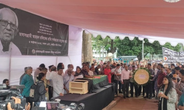 আহমদ রফিকের মরদেহ শহীদ মিনারে, চলছে শেষ শ্রদ্ধা