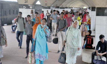 পূজার ছুটি শেষে রাজধানীতে ফিরছে মানুষ