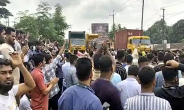 সড়ক ছাড়লেন ইসলামী ব্যাংকের চাকরিচ্যুত কর্মীরা, যান চলাচল স্বাভাবিক