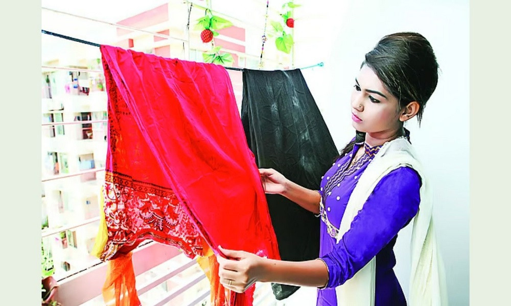 রোদ ছাড়াই যেভাবে কাপড় শুকাবেন