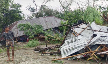 গঙ্গাচড়ায় দুই মিনিটের ঘূর্ণিঝড়ে ২ শতাধিক ঘরবাড়ি লন্ডভন্ড
