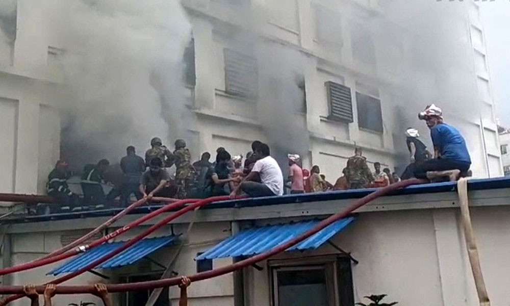 আশুলিয়ায় পোশাক কারখানায় অগ্নিকাণ্ড, নিয়ন্ত্রণে ৯ ইউনিট