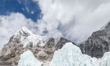 এভারেস্টে তুষারঝড়ে হাজারো মানুষ আটকা, কয়েকশ জনকে উদ্ধার