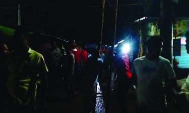 শর্টসার্কিটের আগুনে পুড়ল ব্যাটারির দোকান, ১৫ লাখ টাকার ক্ষতি