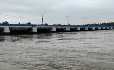 তিস্তার পানিতে ভাসিয়ে নিচ্ছে ঘরবাড়ি, পাঁচ জেলায় রেড অ্যালার্ট