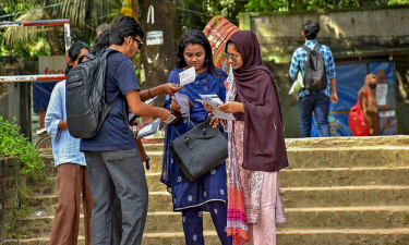 নীরবতা ভেঙে ক্যাম্পাসে আলোচনায় চাকসু