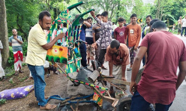 নাটোরে অটোরিকশায় বাসের ধাক্কা, নিহত ৩