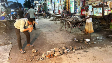 গুরুদাসপুরে বসুন্ধরা শুভসংঘের উদ্যোগে রাস্তা সংস্কার