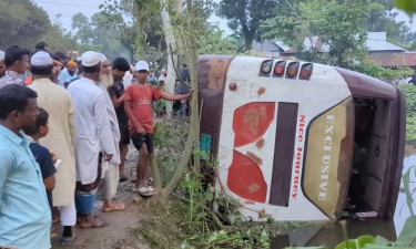 কিশোরগঞ্জে বিদ্যুতের খুঁটিতে ধাক্কা খেয়ে বাস পুকুরে, আহত ২০