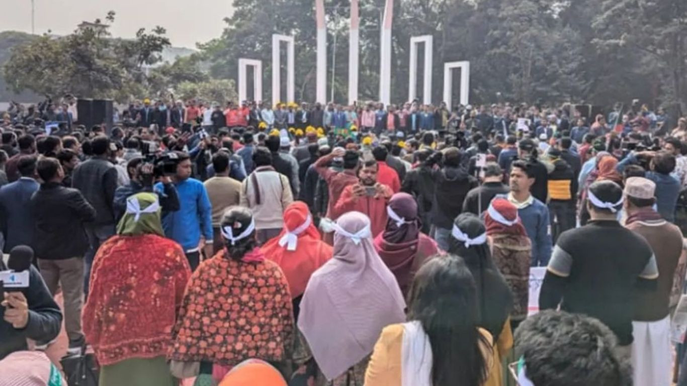 শহীদ মিনারেই রাত কাটাবেন আন্দোলনরত শিক্ষকরা, সোমবার থেকে কর্মবিরতি
