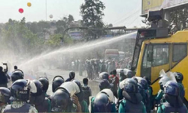সাউন্ড গ্রেনেড-জলকামান ও লাঠিচার্জে ছত্রভঙ্গ শিক্ষকরা