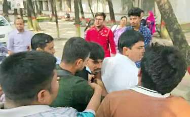 ঢাকা কলেজে শিক্ষক-শিক্ষার্থীদের ধস্তাধস্তি