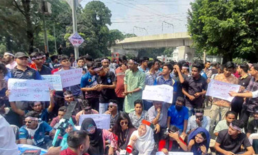 শিক্ষা ভবনের সামনে সাত কলেজের শিক্ষার্থীদের অবস্থান, যান চলাচল বন্ধ