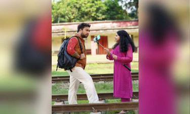 রেলস্টেশনে ঝুঁকি নিয়ে ভিডিও করছেন পড়শী