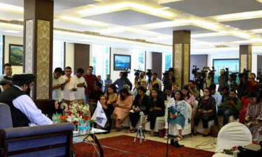 বিতর্কের পর দিল্লিতে নারী সাংবাদিকদের সামনে তালেবান মন্ত্রীর সংবাদ সম্মেলন