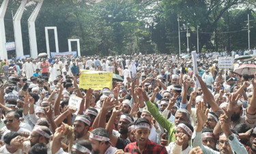 ‘মার্চ টু সচিবালয়’ এ অংশ নিতে শহীদ মিনারে হাজারো শিক্ষকের ঢল