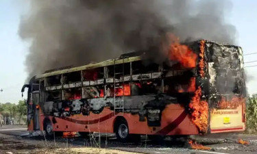 ভারতে বাসে আগুন, নিহত ২০