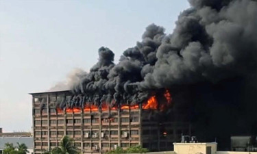 চার ঘণ্টায়ও নিয়ন্ত্রণে আসেনি চট্টগ্রামে কারখানার আগুন, কাজ করছে ১৯ ইউনিট