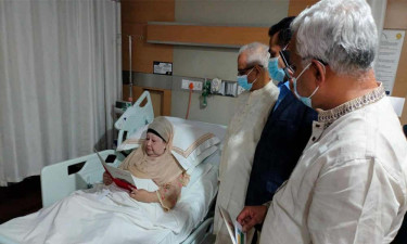 খালেদা জিয়াকে পৌঁছে দেওয়া হলো ‘জুলাই সনদ’ স্বাক্ষর অনুষ্ঠানের আমন্ত্রণ
