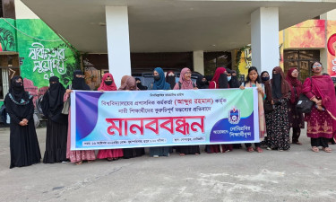 নোবিপ্রবি কর্মকর্তার বহিষ্কারের দাবিতে ছাত্রীদের মানববন্ধন