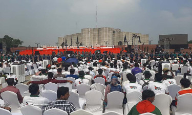 রাতে বিক্ষোভ, সকালে মঞ্চের সামনে অবস্থান জুলাইযোদ্ধাদের