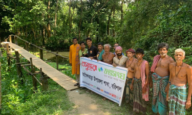আগৈলঝাড়ায় ভেঙে যাওয়া সাঁকো মেরামত করে দিল বসুন্ধরা শুভসংঘ