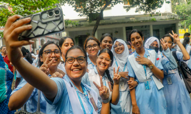 ভালো ফল নিয়ে এইচএসসি উত্তীর্ণদের উল্লাস
