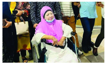 চিকিৎসা শেষে ‘ফিরোজা’য় ফিরলেন বেগম খালেদা জিয়া