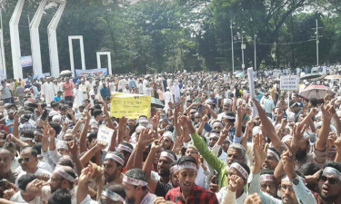 শহীদ মিনারে ৭ দিন ধরে শিক্ষকদের অবস্থান, আজ কালো পতাকা মিছিল