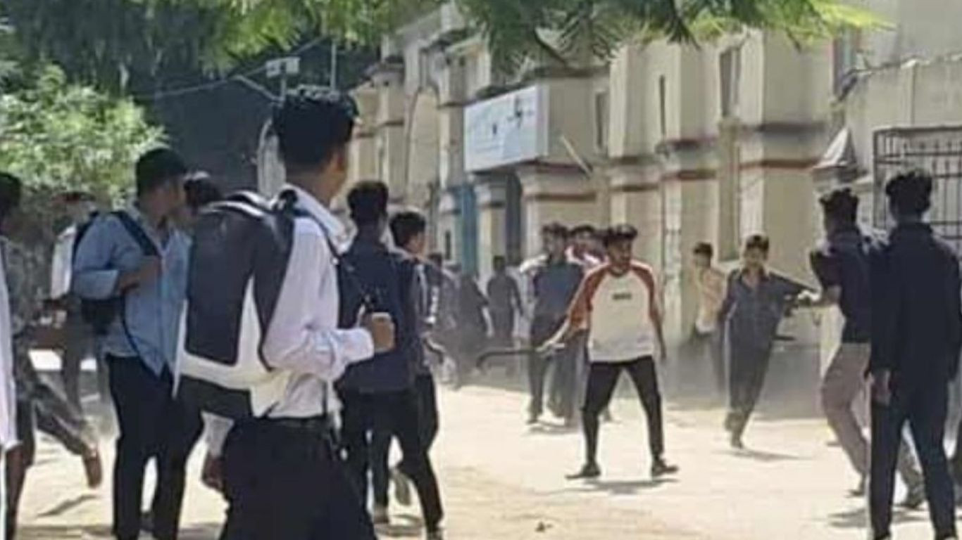 কুমিল্লা ভিক্টোরিয়া কলেজে দুই পক্ষের সংঘর্ষে আহত ৪