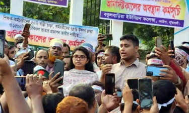 ভোরে অনশনরত শিক্ষকদের পাশে হাসনাত আব্দুল্লাহ ও তাসনিম জারা