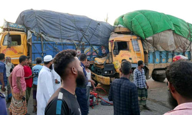 ময়মনসিংহে সড়ক দুর্ঘটনায় ট্রাকচালক ও হেলাপার নিহত