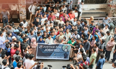 জোবায়েদের হত্যাকারীদের বিচারের দাবিতে আদালত প্রাঙ্গণে বিক্ষোভ