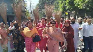 ফরিদপুরে এ কে আজাদের গ্রেপ্তার দাবিতে বিএনপির ঝাড়ু মিছিল